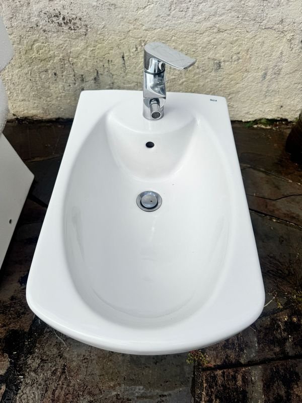Juego de Inodoro y Bidet Roca Dama Senso con Grifería Hansgrohe