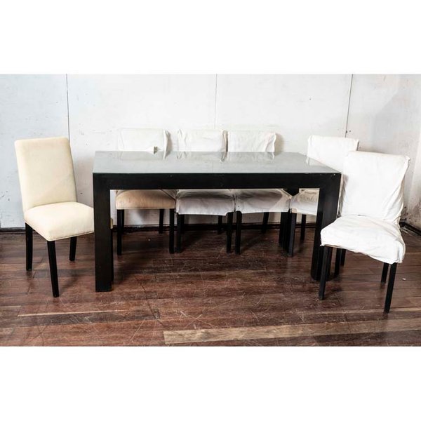 Mesa de comedor con seis sillas tapizadas en pana beige con fundas blancas - imagen 1