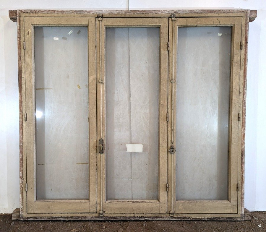 Lote anterior: Ventana antigua con 3 hojas batientes en cedro y fallebas