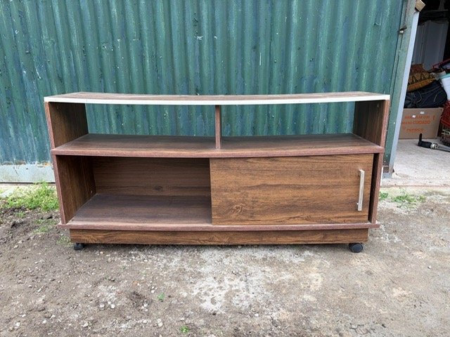 Rack de Madera Marrón con Puerta y Ruedas