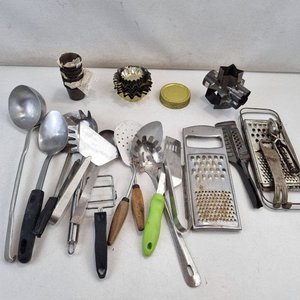 Lote de Utensilios de Cocina: Ralladores, Espumaderas y Moldes - imagen 2