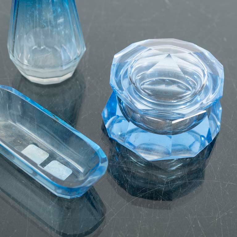 Set de cristal para baño con despojador y botellón - imagen 2