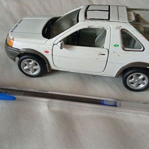 Lote anterior: Miniatura Land Rover Freelander de Metal Blanco