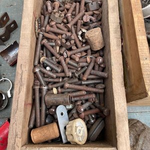Lote de Cajones de Madera con Tornillos y Repuestos Varios - imagen 2