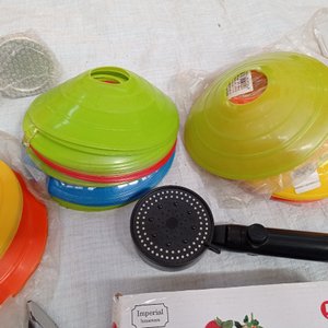 Lote compuesto por conos, lluveros, balanza de cocina y hachas de juguete. - imagen 4