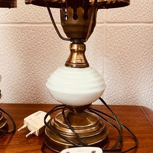 Par de Veladores de Bronce y Opalina con Pantallas - imagen 4