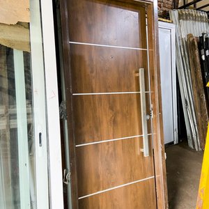 Lote anterior: Una puerta de frente mdf con chapa color marron con detalle 205 x 91 cm