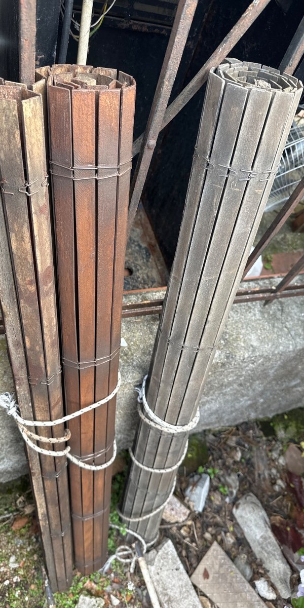 Dos Esteras de Madera Enrolladas