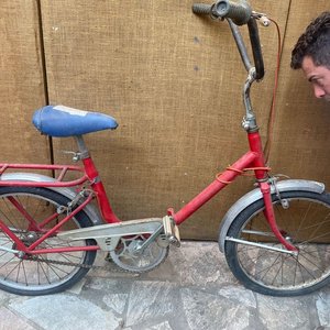 Bicicleta Plegable Roja para Restaurar - imagen 3