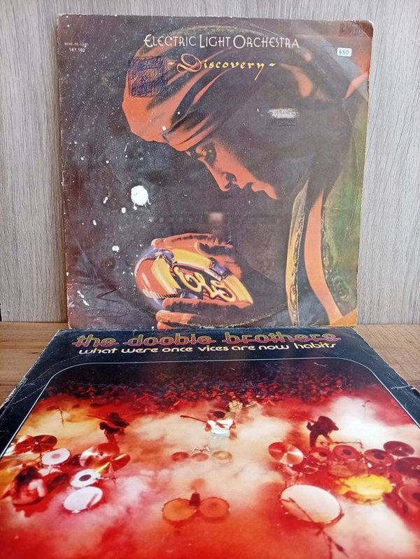 180) Dos Discos LP ( Electric Light Orchestra) Discovery - Incluye  ( Last Train To London) ( The Doobie Brothers) Detalles en Cubierta  Industria Uruguayas
