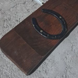Adorno de Madera con Herradura Negra - imagen 3