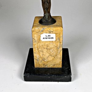 Figura de bronce de dama alada con corona de laurel, base de mármol - imagen 4