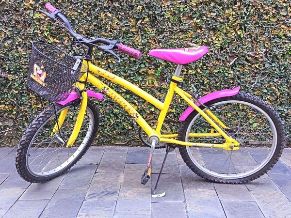 Bicicleta Infantil Amarilla con Canasto y Guardabarros Rosados - imagen 1