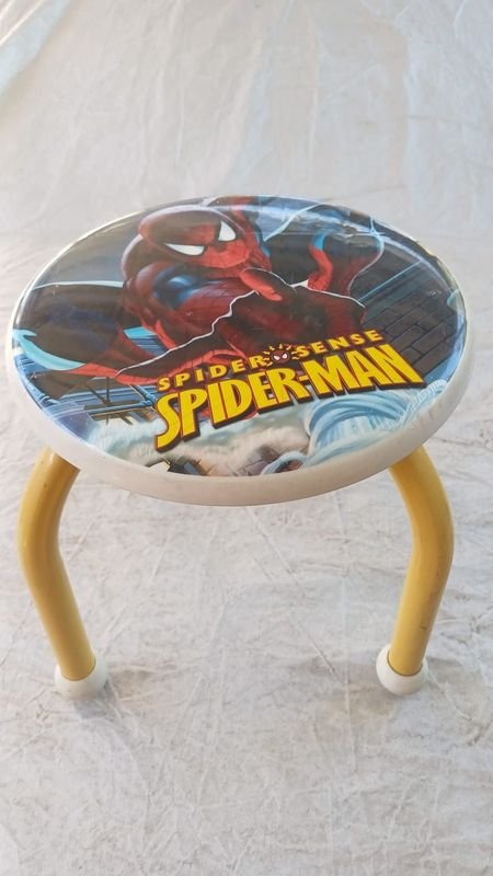 Lote siguiente: Banco infantil con diseño de Spider-Man
