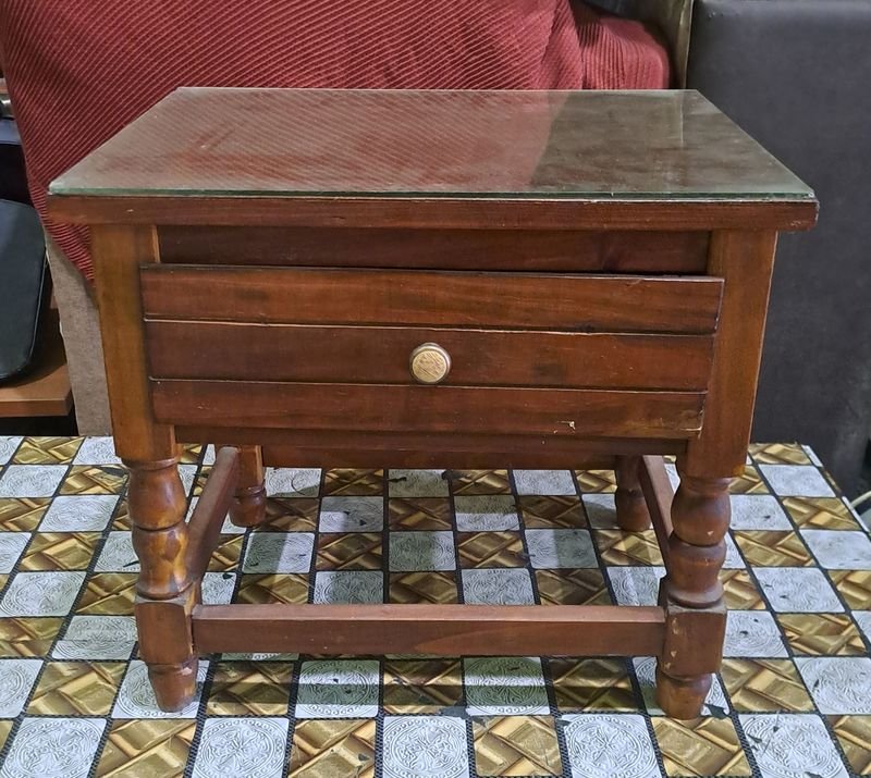 Lote siguiente: MESA DE LUZ BAJA EN MADERA SOLIDA CON TAPA DE VIDRIO