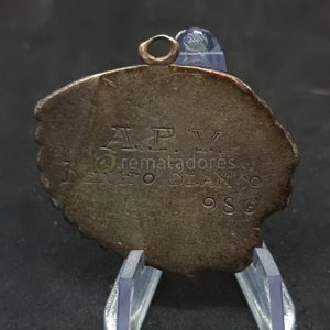 Colgante Cabeza India con Inscripción "A.P.V. Benito Blanco 986" - imagen 3