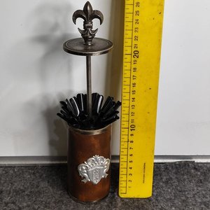 Lote anterior: Cigarrera Antigua Forrada en Cuero con Flor de Lis y Escudo