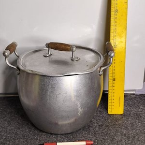 Lote siguiente: Olla Grande de Aluminio con Tapa y Asas de Madera