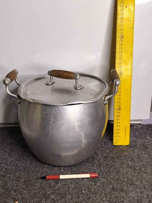 Olla Grande de Aluminio con Tapa y Asas de Madera