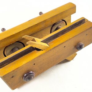 Cepillo de Carpintero Antiguo de Madera con Tornillos - imagen 3