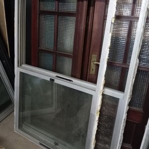 Dos Ventanas Corredizas de Aluminio y Vidrio con Marco de Hierro - imagen 2