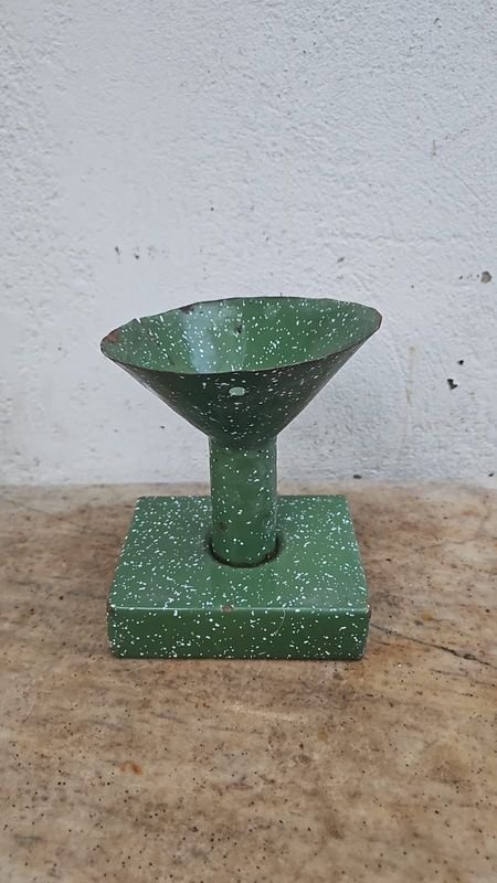 Lote anterior: Dispensador de vino esmaltado para una damajuana - Decorativo y elegante