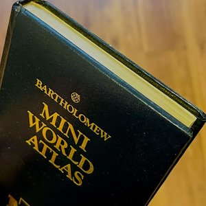 Diccionario de la Guerra y Mini World Atlas con Cantos Dorados - imagen 2
