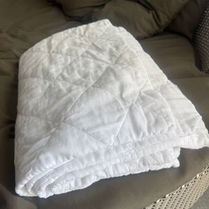 Lote siguiente: Juego de Fundas de Almohada Blancas Acolchadas