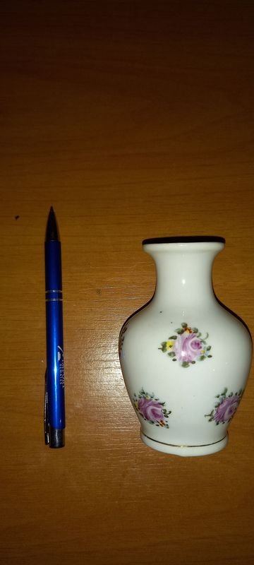 Florero de porcelana con diseño floral