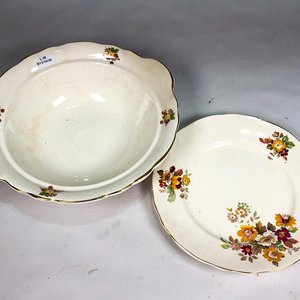 Lote siguiente: Dos Piezas de Porcelana Inglesa Floral Old Foley, Plato y Ensaladera