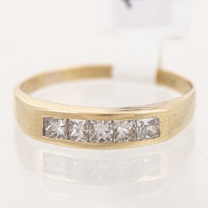 Lote siguiente: Anillo de Oro 18k con 5 Brillantes Corte Princesa