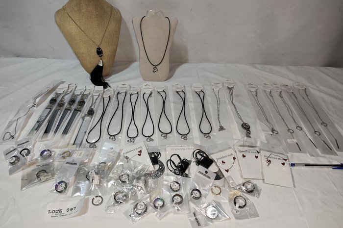 Lote de 50 Piezas de Joyería Surtida en Acero Quirúrgico: Collares y Anillos