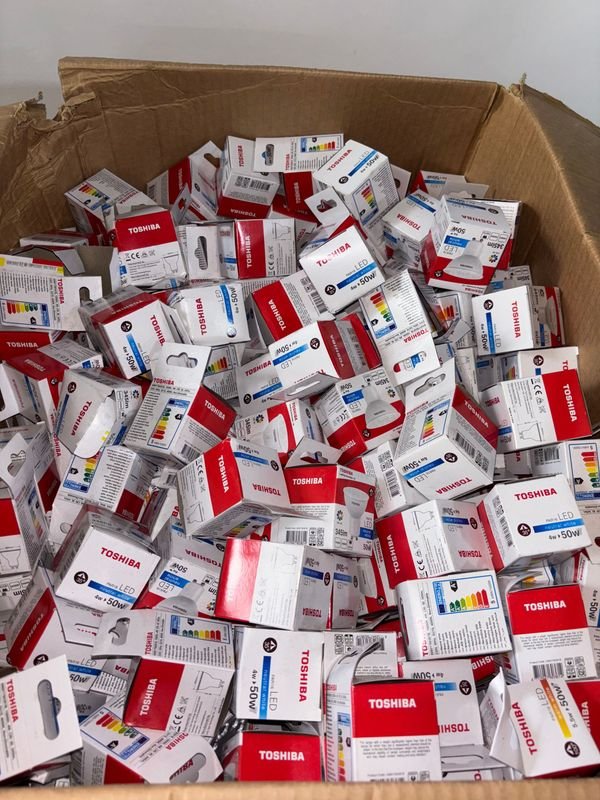 Gran caja con lamparitas LED y accesorios - imagen 3