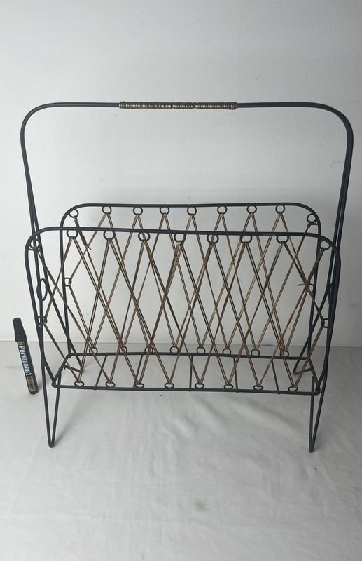 Lote siguiente: Revistero de Metal con Diseño Grid