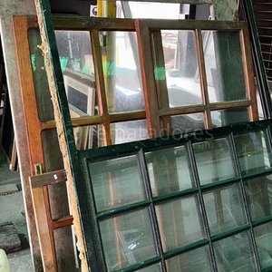 Lote anterior: Marco de Ventana Antiguo con Vidrios