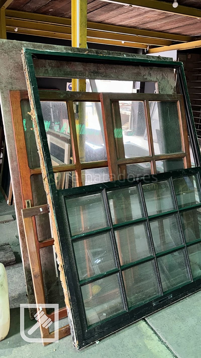 Marco de Ventana Antiguo con Vidrios