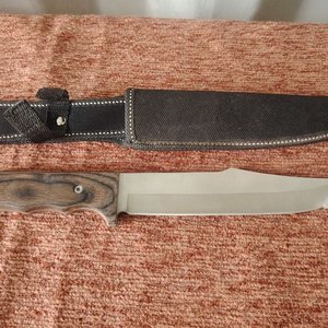 Lote anterior: Cuchillo de Caza con Mango de Madera y Funda