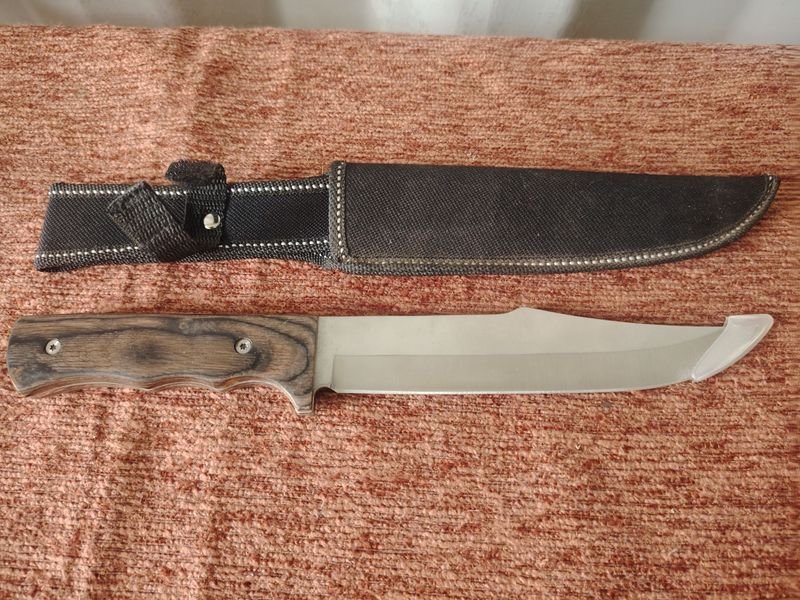 Cuchillo de Caza con Mango de Madera y Funda