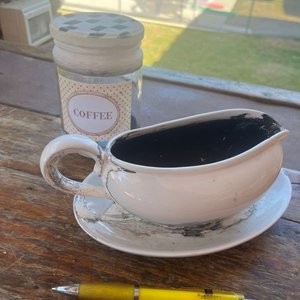 Conjunto de Pocillos de Porcelana con Platillos, Frasco para Café y Salsero de Cerámica - imagen 7