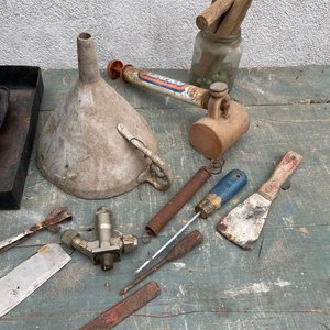 Lote de Embudo, Bandeja, Espátula y Accesorios Metálicos - imagen 2