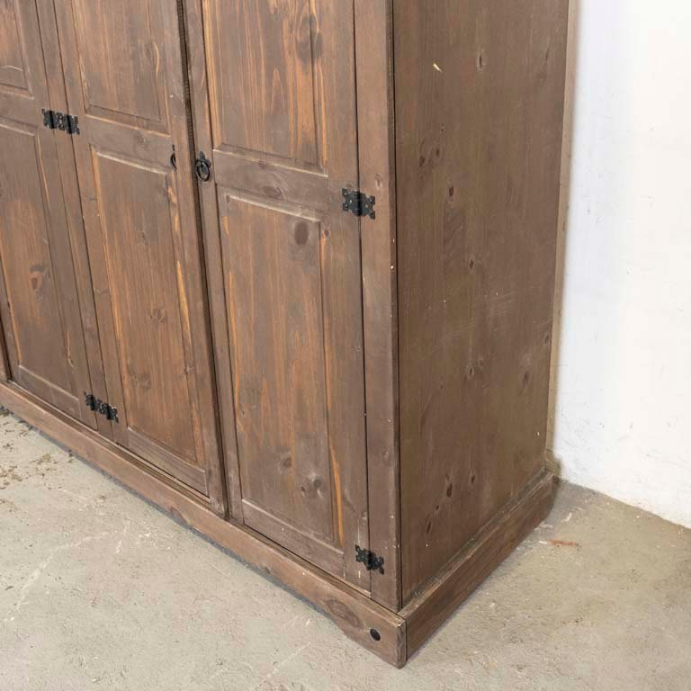 Ropero rústico de pino con cuatro puertas y detalles en la madera - imagen 2