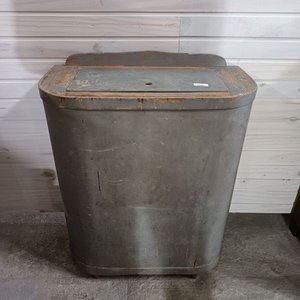 Lote anterior: Mueble Antiguo de Guardado Gris con Tapa