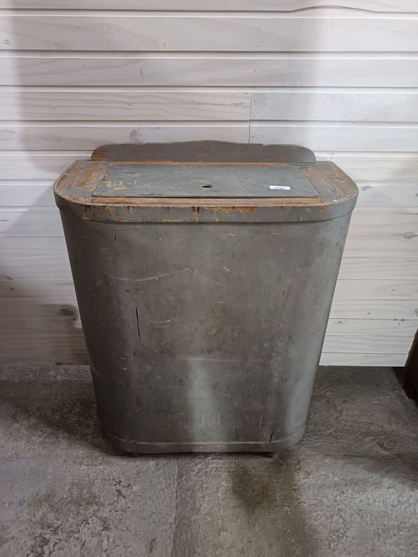 Mueble Antiguo de Guardado Gris con Tapa