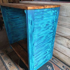 Estante Auxiliar de Madera Rústico con Detalles en Azul - imagen 3