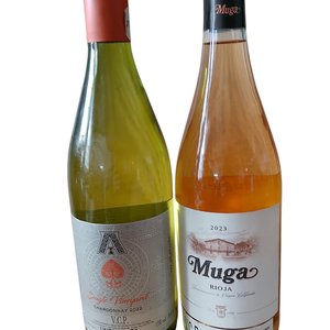 Lote siguiente: Set de 2 Botellas de Vino: Muga Rioja Rosado y Single Vineyard Chardonnay