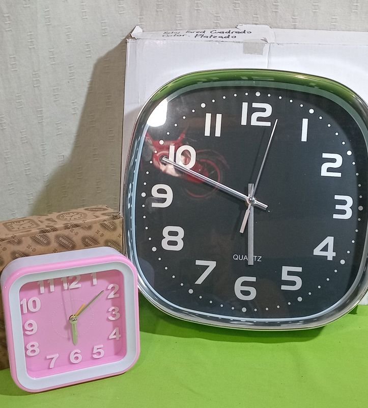 Lote siguiente: Relojes de pared y mesa plateados