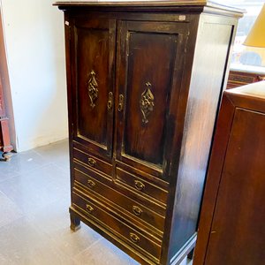 Mueble de madera oscuro estilo oriental con herrajes dorados - imagen 4
