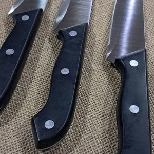 Set de Tres Cuchillas de Cocina con Mangos Negros - imagen 3