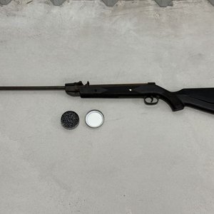 Lote siguiente: Rifle de Aire Comprimido con Lata de Balines