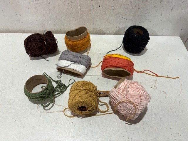 Lote de ovillos de lana de varios colores